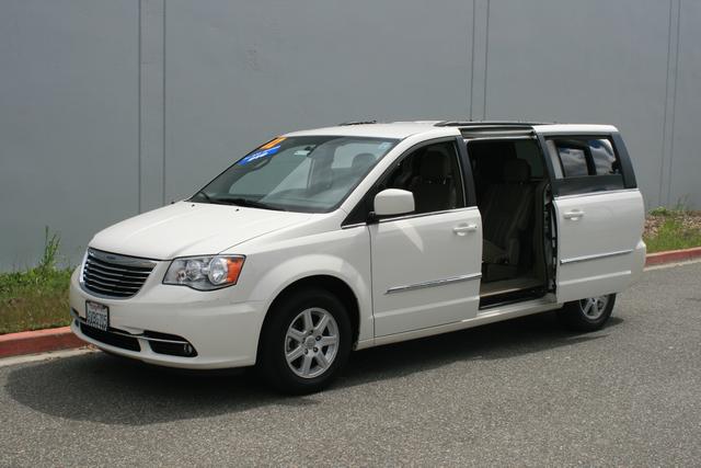 Chrysler Town and Country 2012 photo 3