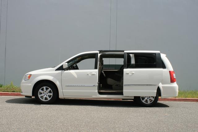 Chrysler Town and Country 2012 photo 4