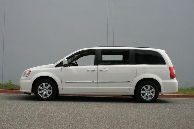 Chrysler Town and Country 2012 photo 5