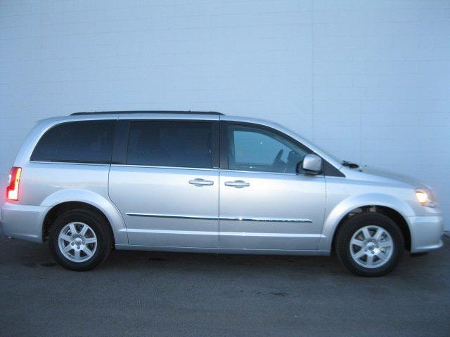 Chrysler Town and Country 2012 photo 1
