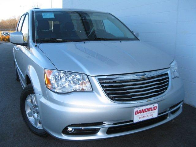 Chrysler Town and Country 2012 photo 2