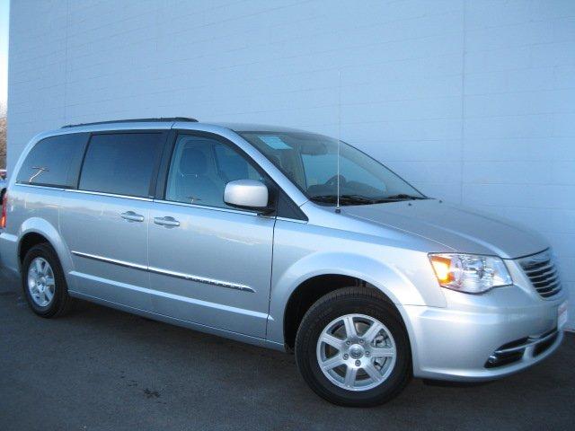 Chrysler Town and Country 2012 photo 3