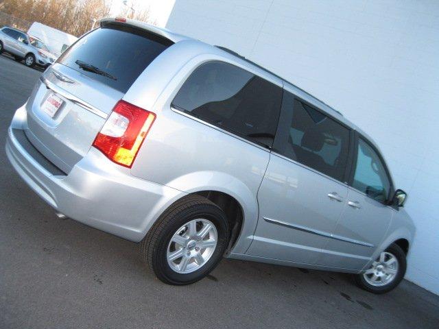 Chrysler Town and Country 2012 photo 5