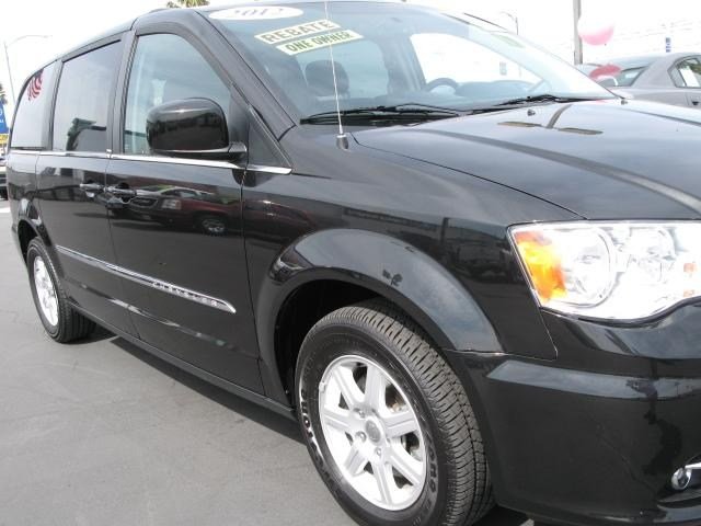 Chrysler Town and Country 2012 photo 1