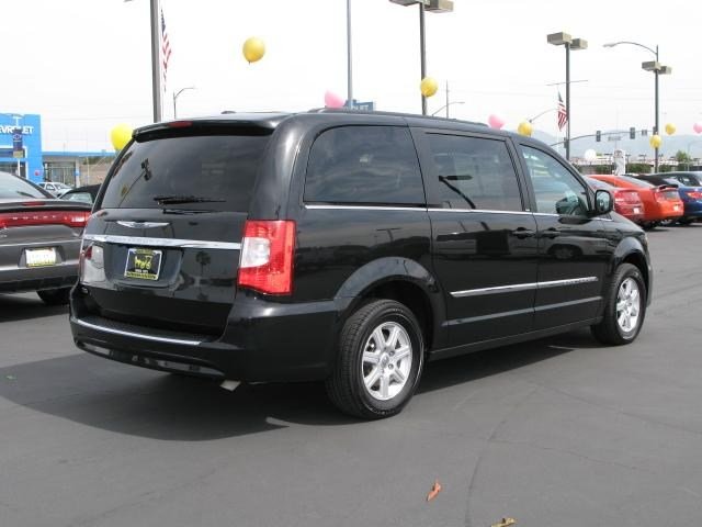 Chrysler Town and Country 2012 photo 2
