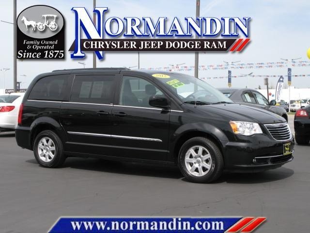 Chrysler Town and Country 2012 photo 3
