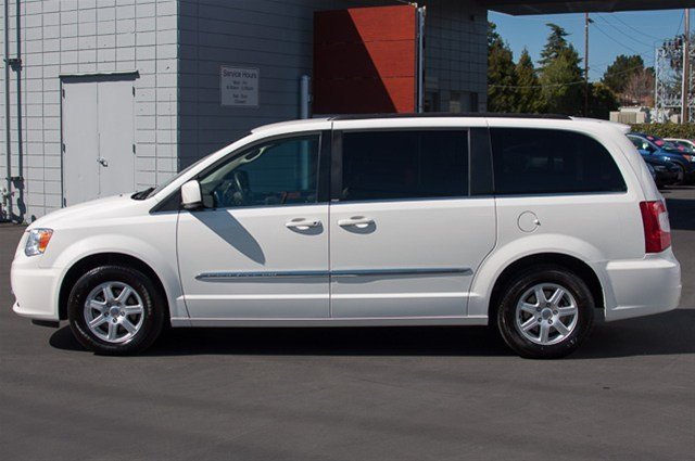 Chrysler Town and Country 2012 photo 3