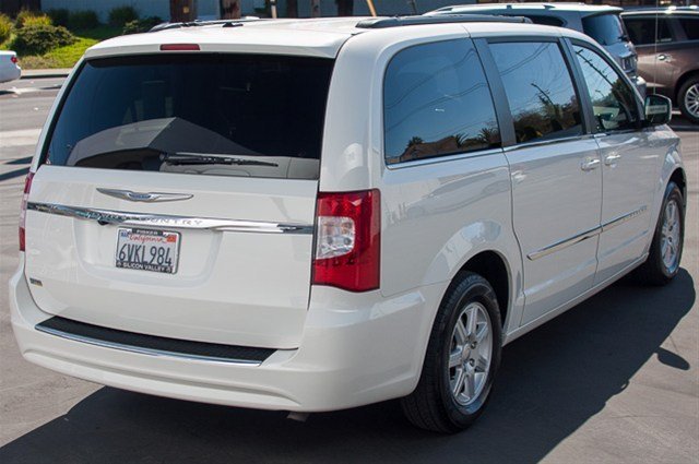 Chrysler Town and Country 2012 photo 4