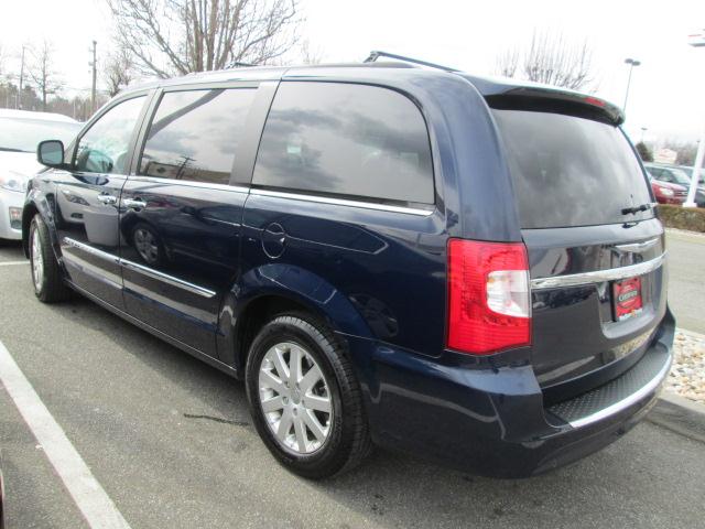 Chrysler Town and Country 2012 photo 1