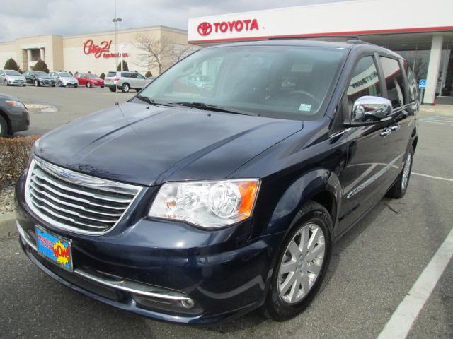 Chrysler Town and Country 2012 photo 2
