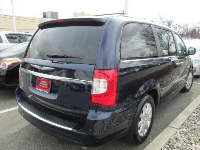 Chrysler Town and Country 2012 photo 4