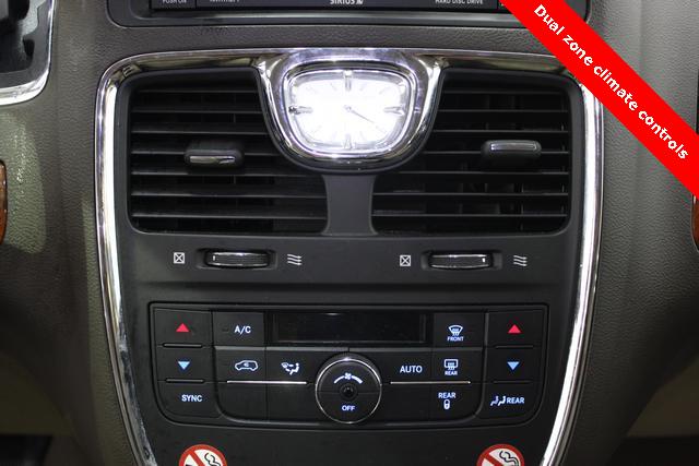 Chrysler Town and Country 2012 photo 3