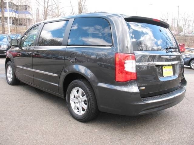 Chrysler Town and Country 2012 photo 1