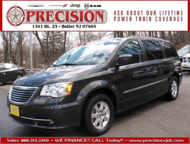 Chrysler Town and Country 2012 photo 2