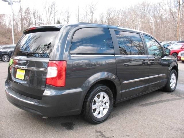 Chrysler Town and Country 2012 photo 3