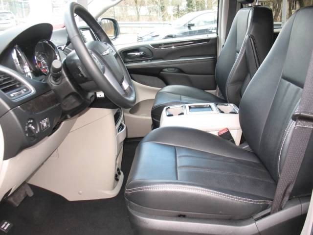 Chrysler Town and Country 2012 photo 5