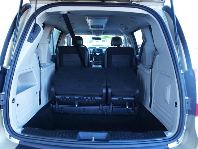 Chrysler Town and Country 2012 photo 5