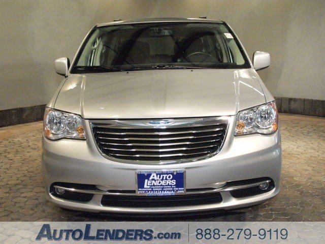 Chrysler Town and Country 2012 photo 1