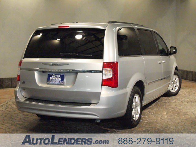 Chrysler Town and Country 2012 photo 2