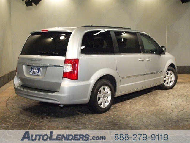 Chrysler Town and Country 2012 photo 3