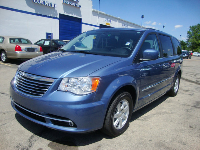 Chrysler Town and Country 2012 photo 1