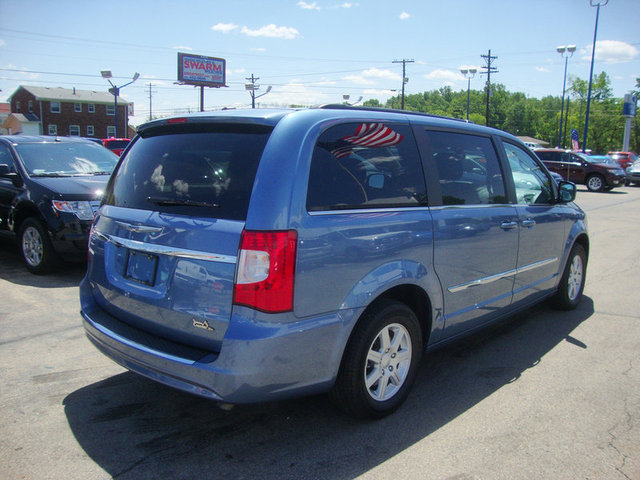 Chrysler Town and Country 2012 photo 2