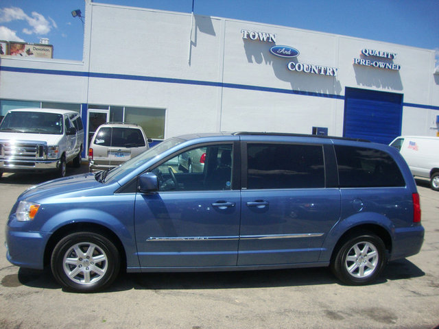 Chrysler Town and Country 2012 photo 3