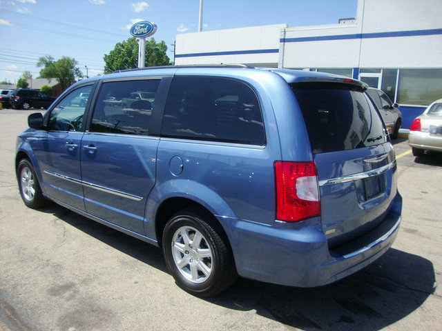 Chrysler Town and Country 2012 photo 4