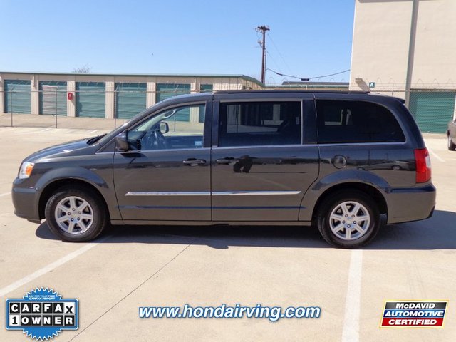 Chrysler Town and Country 2012 photo 1