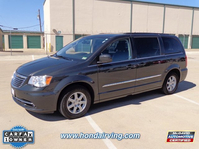 Chrysler Town and Country 2012 photo 2