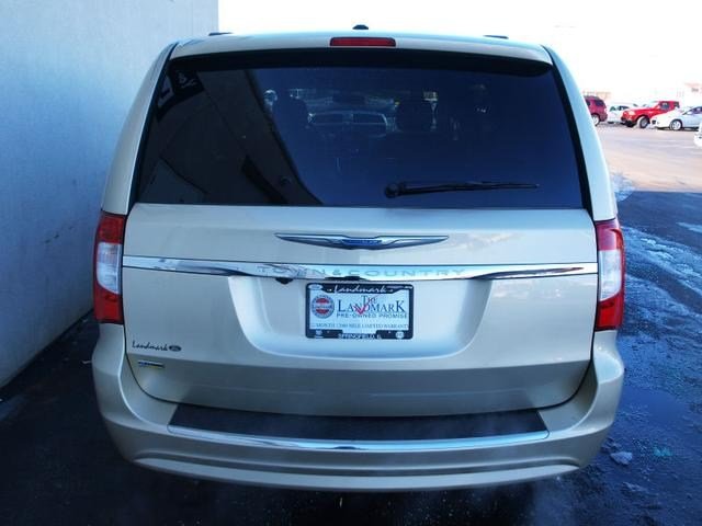 Chrysler Town and Country 2012 photo 1