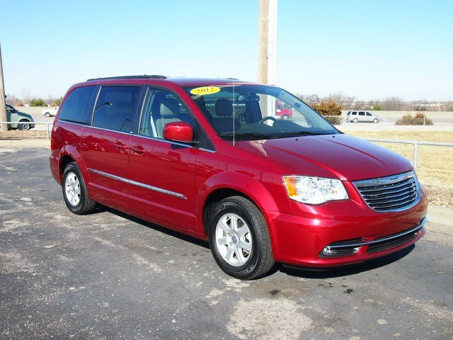 Chrysler Town and Country 2012 photo 1