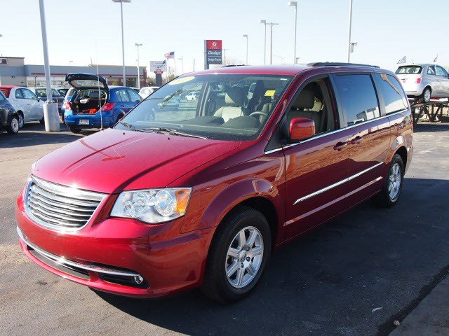 Chrysler Town and Country 2012 photo 2