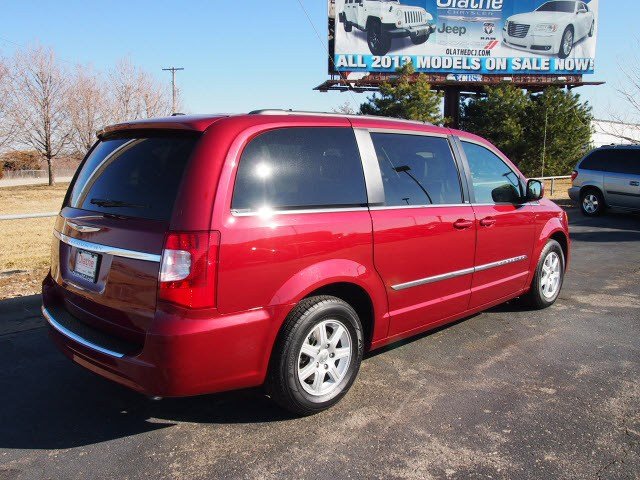 Chrysler Town and Country 2012 photo 3