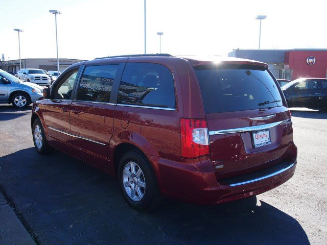 Chrysler Town and Country 2012 photo 4