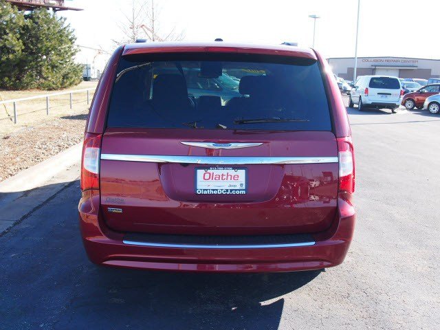 Chrysler Town and Country 2012 photo 5