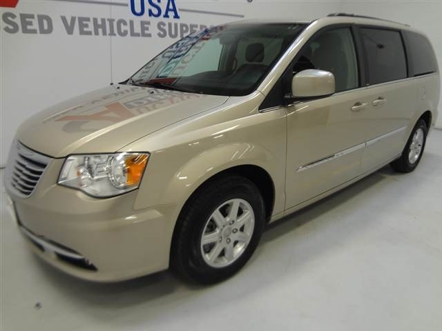 Chrysler Town and Country 2012 photo 1