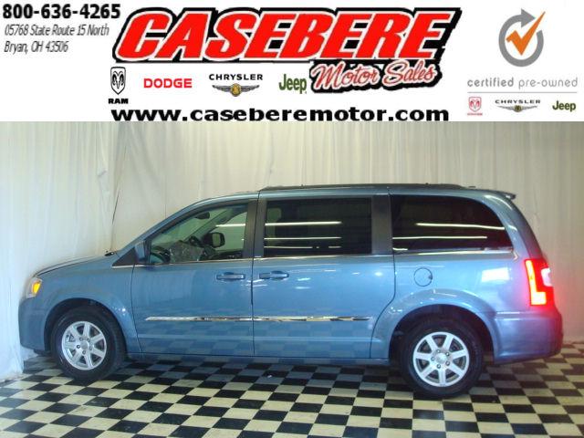 Chrysler Town and Country 2012 photo 2