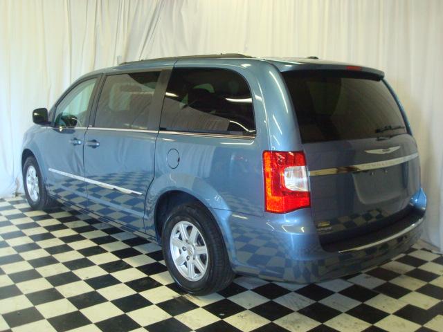 Chrysler Town and Country 2012 photo 3