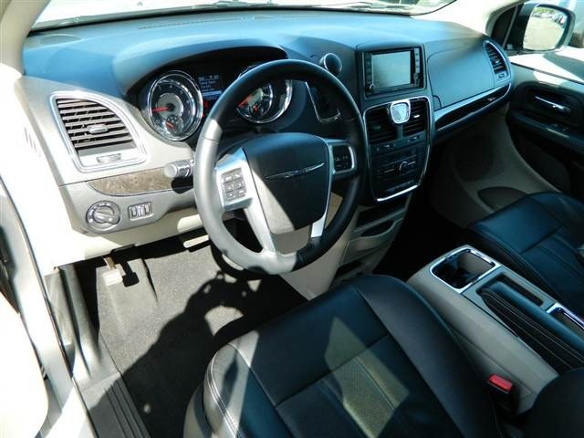 Chrysler Town and Country 2012 photo 1