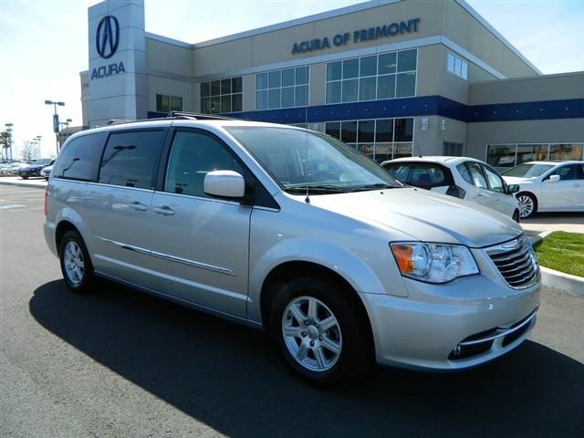 Chrysler Town and Country 2012 photo 2