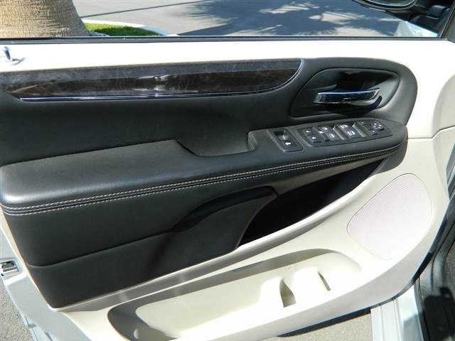 Chrysler Town and Country 2012 photo 3