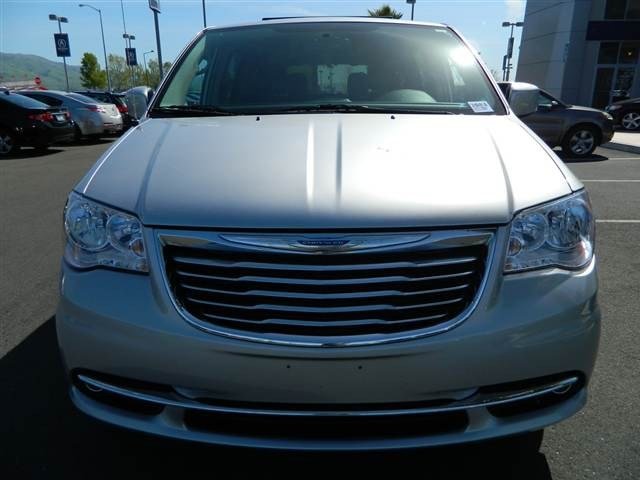 Chrysler Town and Country 2012 photo 5