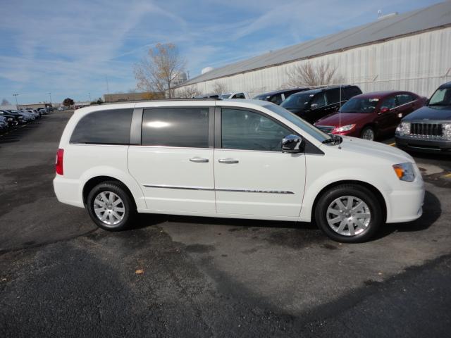 Chrysler Town and Country 2012 photo 1