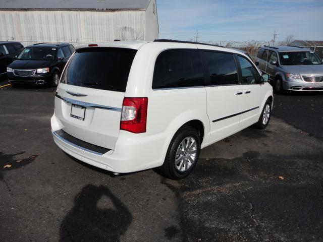 Chrysler Town and Country 2012 photo 2
