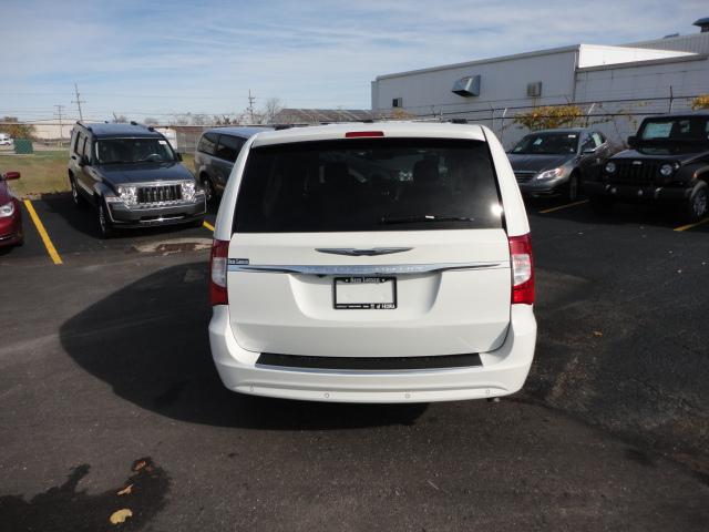 Chrysler Town and Country 2012 photo 3