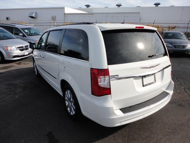 Chrysler Town and Country 2012 photo 4