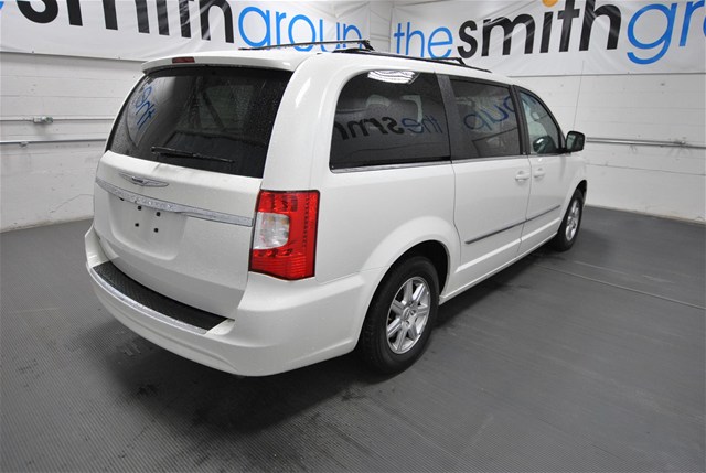 Chrysler Town and Country 2012 photo 1