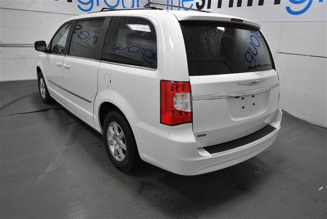 Chrysler Town and Country 2012 photo 3