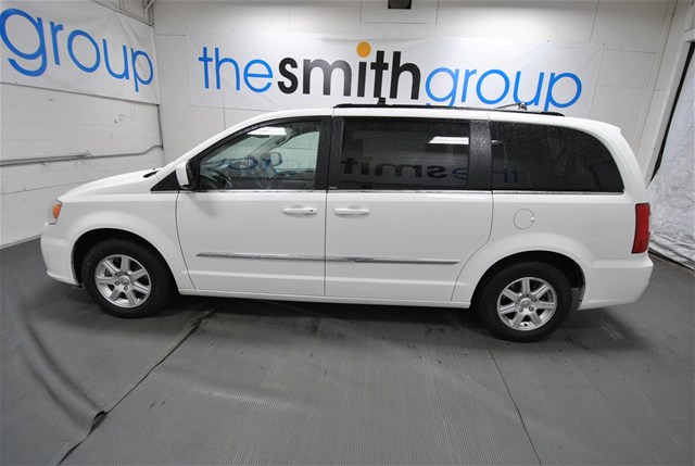 Chrysler Town and Country 2012 photo 4